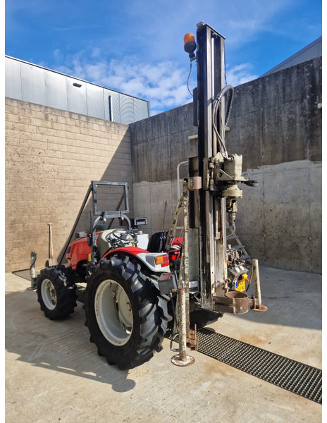 Onbekend Valpadana 1550 4x4 drilling tractor - برج الحفر: صورة 1 Onbekend Valpadana 1550 4x4 drilling tractor - برج الحفر: صورة 1