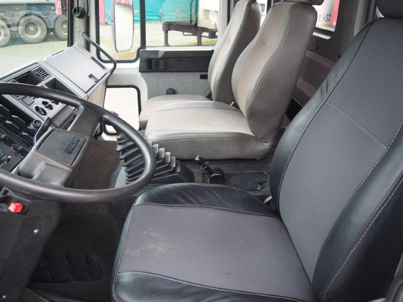 Interior photo 1: شاحنة قلاب, شاحنة كرين Volvo FL6.180