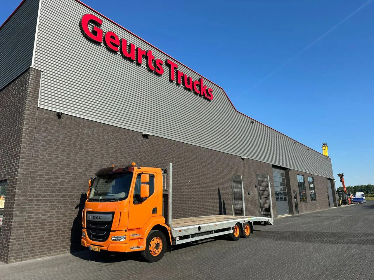 DAF LF OPRIJ 23-82 V OPRIJWAGEN / MACHINE TRANSPORTE - شاحنة نقل سيارات شاحنة: صورة 2 DAF LF OPRIJ 23-82 V OPRIJWAGEN / MACHINE TRANSPORTE - شاحنة نقل سيارات شاحنة: صورة 2