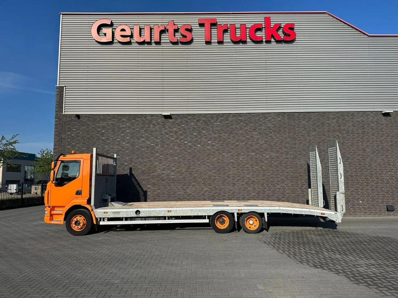 DAF LF OPRIJ 23-82 V OPRIJWAGEN / MACHINE TRANSPORTE - شاحنة نقل سيارات شاحنة: صورة 1 DAF LF OPRIJ 23-82 V OPRIJWAGEN / MACHINE TRANSPORTE - شاحنة نقل سيارات شاحنة: صورة 1