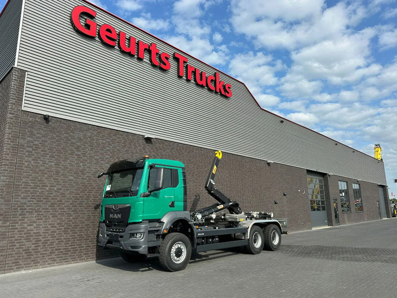 MAN TGS 33.480 6X6 HYVA LIFT 26-55-S HAAKARM / ABROLLKIPPER/ HOOKLIFT (NIEUWE/ NEU/ NEW) - شاحنة ذات خطاف: صورة 2 MAN TGS 33.480 6X6 HYVA LIFT 26-55-S HAAKARM / ABROLLKIPPER/ HOOKLIFT (NIEUWE/ NEU/ NEW) - شاحنة ذات خطاف: صورة 2