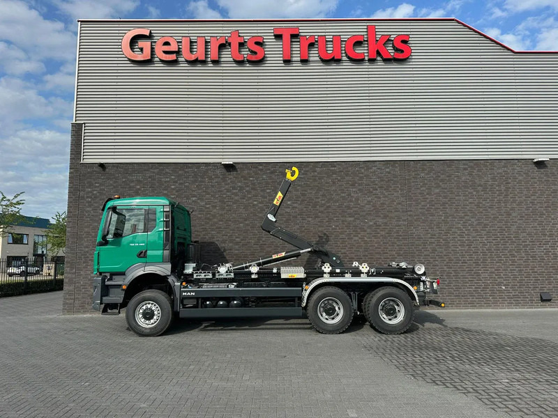 MAN TGS 33.480 6X6 HYVA LIFT 26-55-S HAAKARM / ABROLLKIPPER/ HOOKLIFT (NIEUWE/ NEU/ NEW) - شاحنة ذات خطاف: صورة 1 MAN TGS 33.480 6X6 HYVA LIFT 26-55-S HAAKARM / ABROLLKIPPER/ HOOKLIFT (NIEUWE/ NEU/ NEW) - شاحنة ذات خطاف: صورة 1