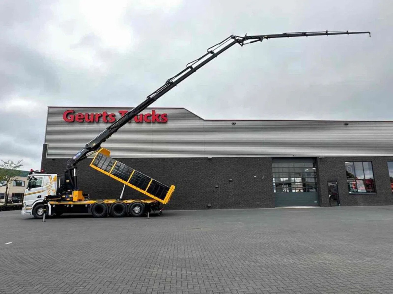 Scania R530 V8 NGS 8X4 TRIDEM MET HYVA 2Z KIPPER + HMF - شاحنة قلاب, شاحنة كرين: صورة 1 Scania R530 V8 NGS 8X4 TRIDEM MET HYVA 2Z KIPPER + HMF - شاحنة قلاب, شاحنة كرين: صورة 1