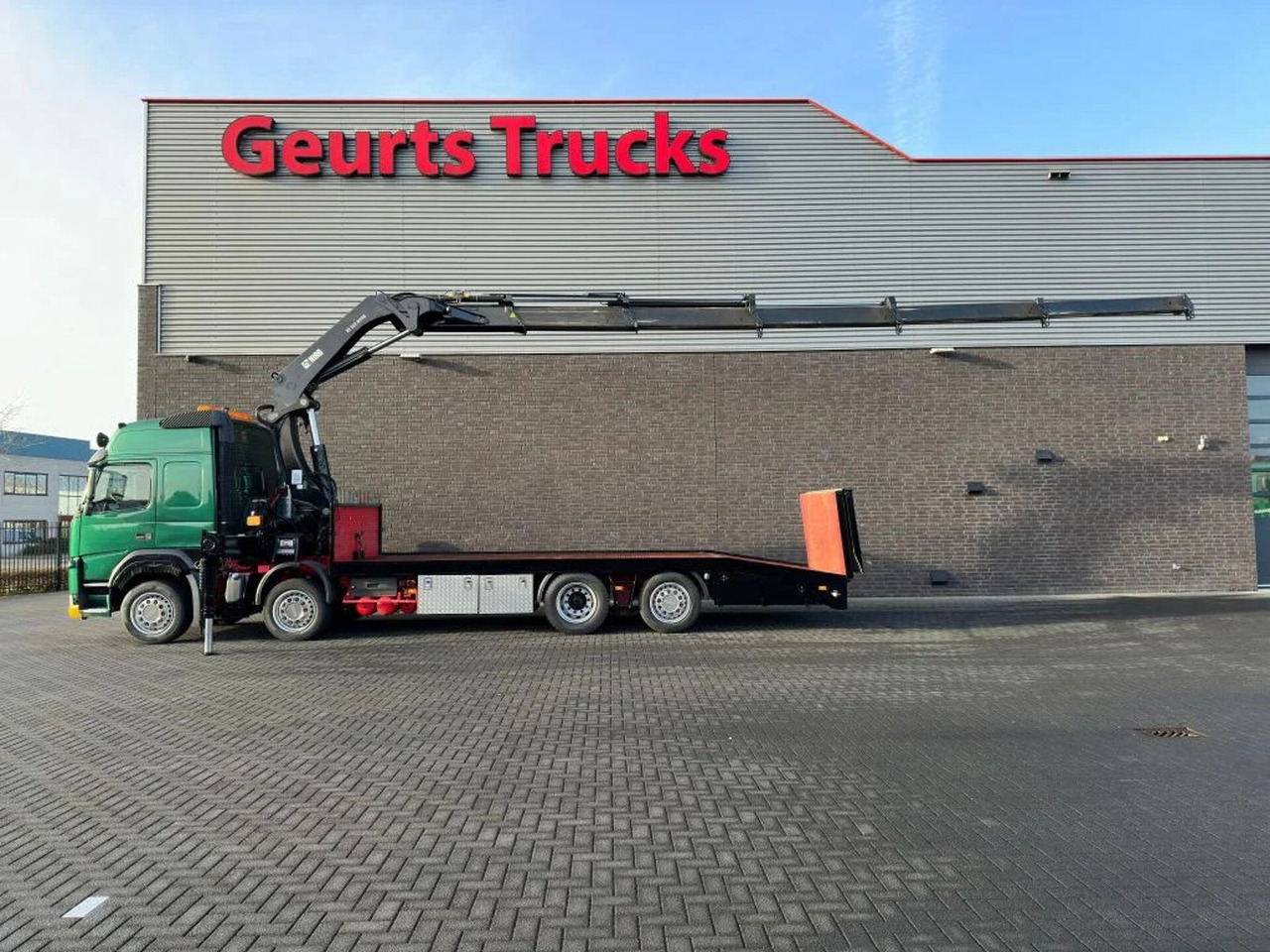 Volvo FM 500 8X2 OPRIJWAGEN/MACHINE TRANSPORTER + HIAB - شاحنة كرين: صورة 1 Volvo FM 500 8X2 OPRIJWAGEN/MACHINE TRANSPORTER + HIAB - شاحنة كرين: صورة 1