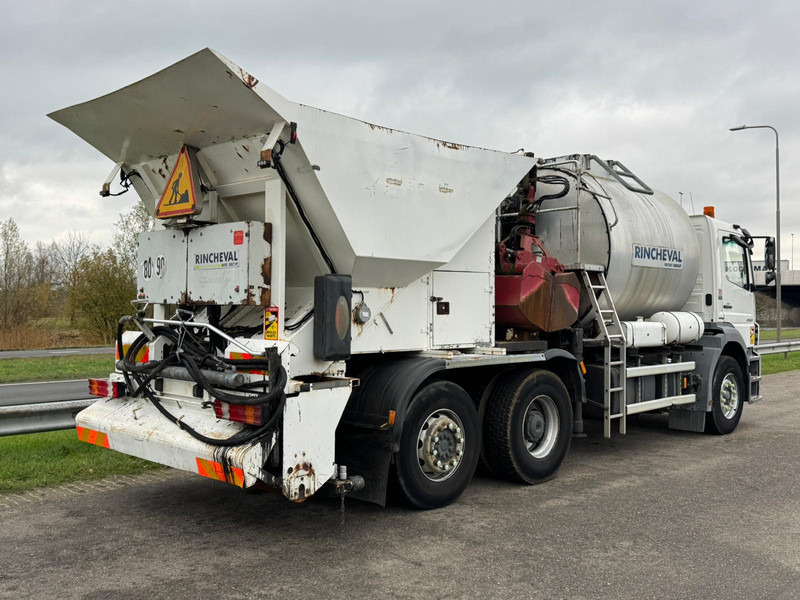 MERCEDESBENZ Axor 2533 6x2x4 Rincheval Bitumensprayer / chip spreader - شاحنة: صورة 5 MERCEDESBENZ Axor 2533 6x2x4 Rincheval Bitumensprayer / chip spreader - شاحنة: صورة 5
