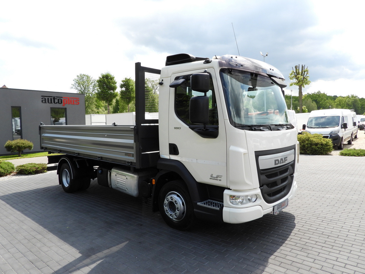 DAF LF 180 THREE-WAY TIPPER CRUISE CONTROL LED LIGHTS AUTOMATIC TRANSMISSION TWIN WHEELS AIR CONDITIONING 180HP - قلاب صغير: صورة 4 DAF LF 180 THREE-WAY TIPPER CRUISE CONTROL LED LIGHTS AUTOMATIC TRANSMISSION TWIN WHEELS AIR CONDITIONING 180HP - قلاب صغير: صورة 4