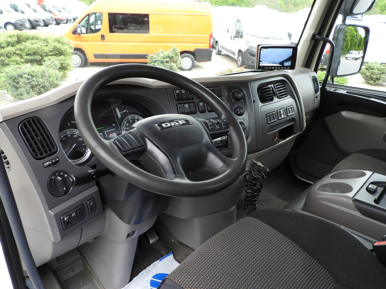 DAF LF 180 THREE-WAY TIPPER CRUISE CONTROL LED LIGHTS AUTOMATIC TRANSMISSION TWIN WHEELS AIR CONDITIONING 180HP - قلاب صغير: صورة 2 DAF LF 180 THREE-WAY TIPPER CRUISE CONTROL LED LIGHTS AUTOMATIC TRANSMISSION TWIN WHEELS AIR CONDITIONING 180HP - قلاب صغير: صورة 2