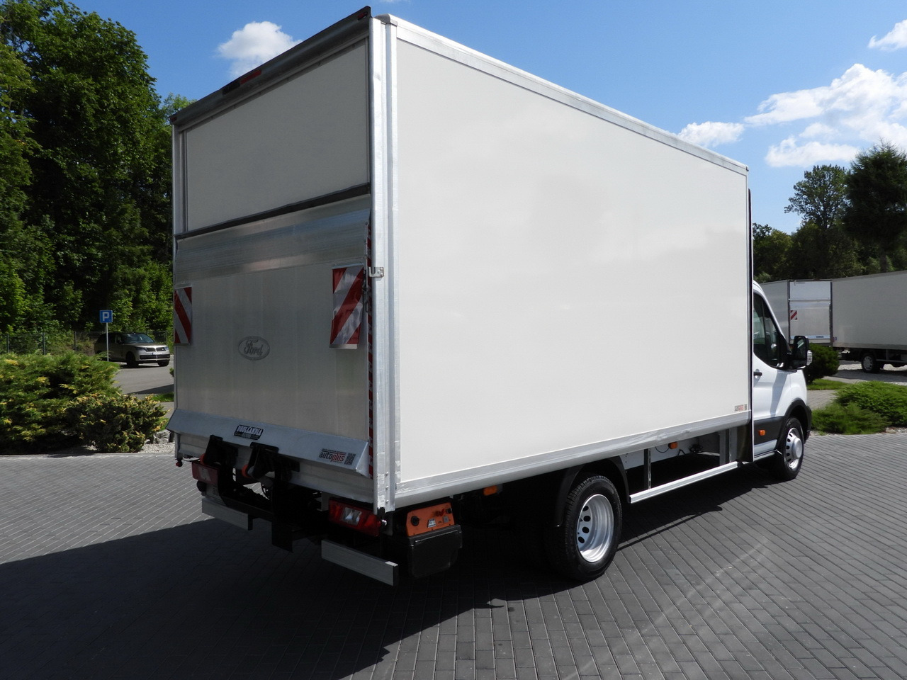 FORD TRANSIT BOX LIFT 8 PALLETS CRUISE CONTROL LED LIGHTS TWIN WHEELS AIR CONDITIONING 130HP - شاحنة مغلقة الصندوق: صورة 3 FORD TRANSIT BOX LIFT 8 PALLETS CRUISE CONTROL LED LIGHTS TWIN WHEELS AIR CONDITIONING 130HP - شاحنة مغلقة الصندوق: صورة 3
