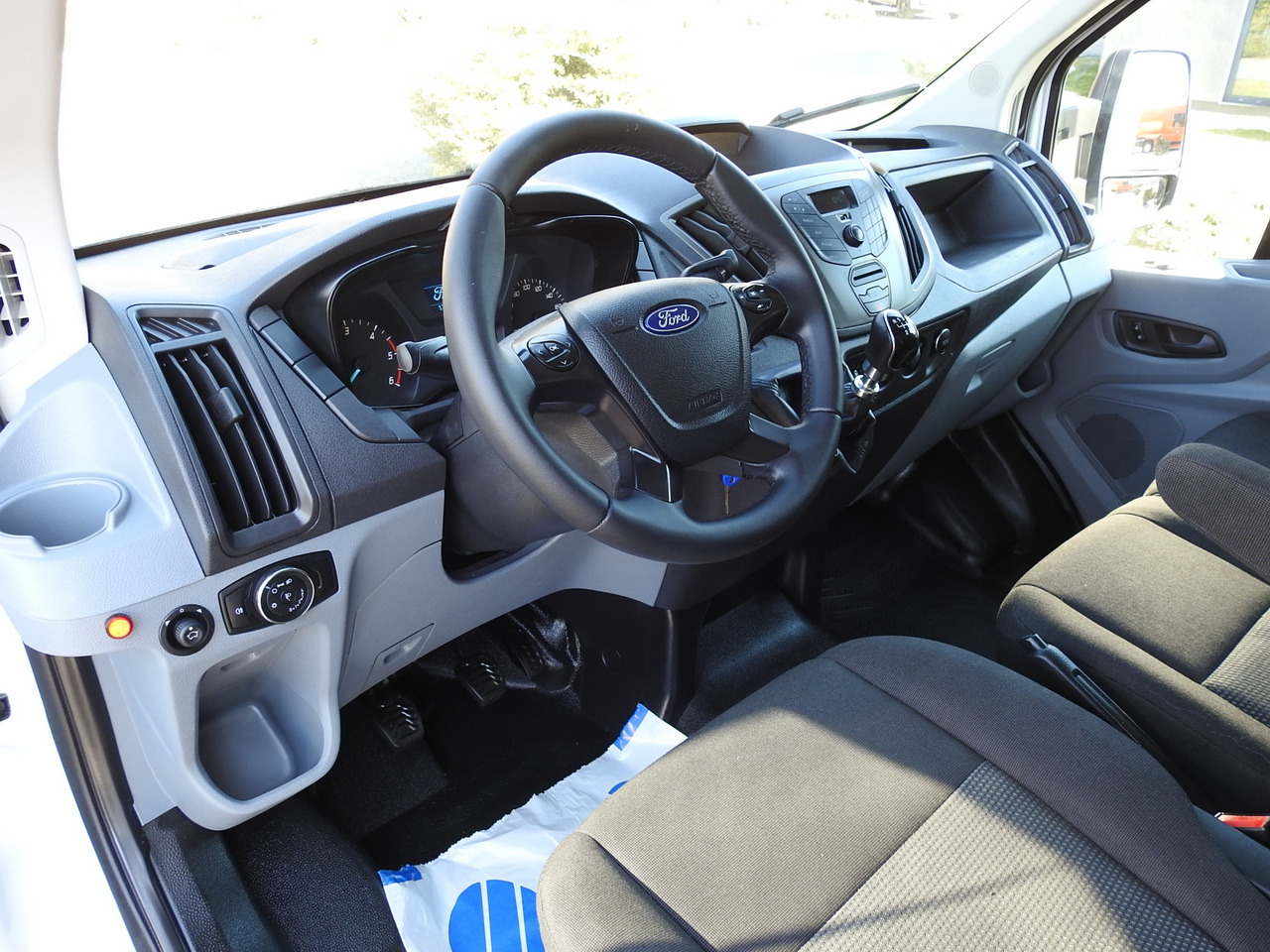 FORD TRANSIT BOX LIFT 8 PALLETS TWIN WHEELS AIR CONDITIONING 130HP - شاحنة مغلقة الصندوق: صورة 2 FORD TRANSIT BOX LIFT 8 PALLETS TWIN WHEELS AIR CONDITIONING 130HP - شاحنة مغلقة الصندوق: صورة 2