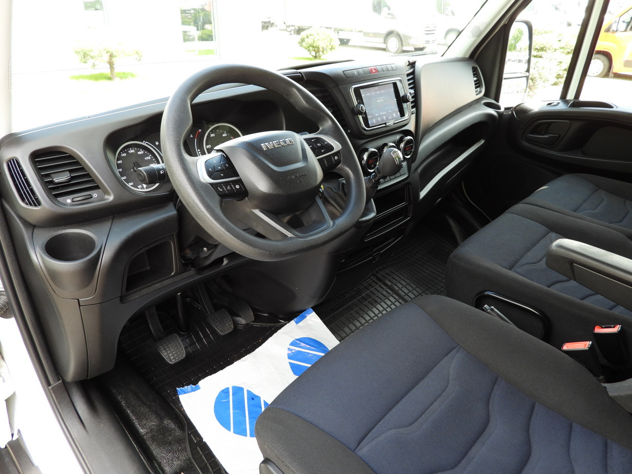 IVECO DAILY 35C16 BOX LIFT 8 PALLETS CRUISE CONTROL TWIN WHEELS AIR CONDITIONING  160HP - شاحنة مغلقة الصندوق: صورة 2 IVECO DAILY 35C16 BOX LIFT 8 PALLETS CRUISE CONTROL TWIN WHEELS AIR CONDITIONING  160HP - شاحنة مغلقة الصندوق: صورة 2