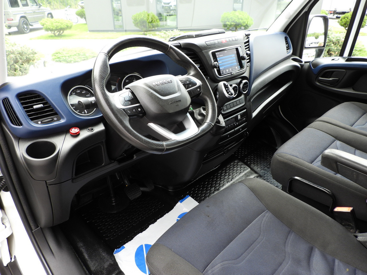 IVECO DAILY 35C18 THREE-WAY TIPPER 3 HDS SEATS CRUISE CONTROL LED LIGHTS AUTOMATIC TRANSMISSION HI-MATIC TWIN WHEELS AIR CONDITIONING 180HP - قلاب صغير: صورة 2 IVECO DAILY 35C18 THREE-WAY TIPPER 3 HDS SEATS CRUISE CONTROL LED LIGHTS AUTOMATIC TRANSMISSION HI-MATIC TWIN WHEELS AIR CONDITIONING 180HP - قلاب صغير: صورة 2