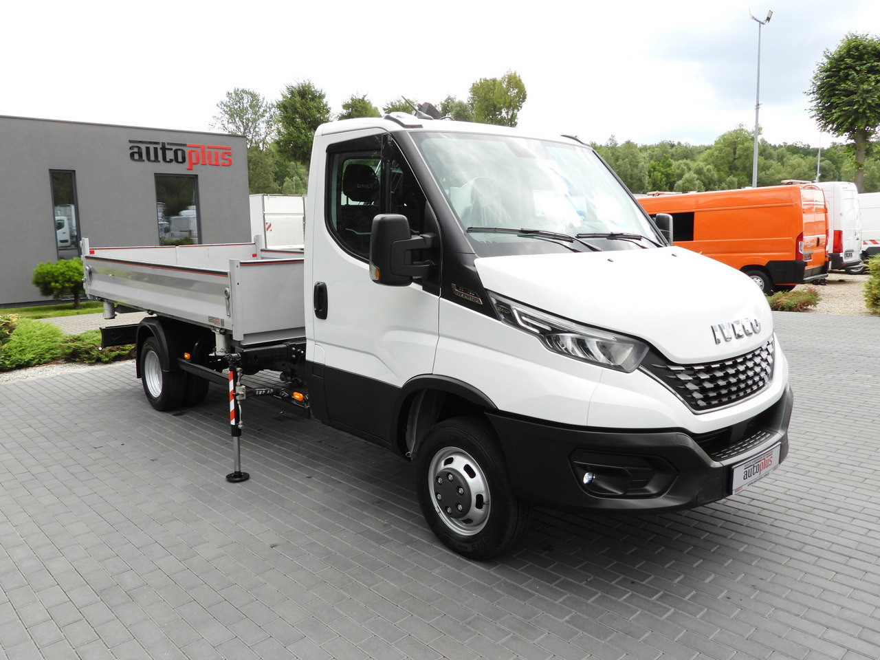 IVECO DAILY 35C18 THREE-WAY TIPPER 3 HDS SEATS CRUISE CONTROL LED LIGHTS AUTOMATIC TRANSMISSION HI-MATIC TWIN WHEELS AIR CONDITIONING 180HP - قلاب صغير: صورة 4 IVECO DAILY 35C18 THREE-WAY TIPPER 3 HDS SEATS CRUISE CONTROL LED LIGHTS AUTOMATIC TRANSMISSION HI-MATIC TWIN WHEELS AIR CONDITIONING 180HP - قلاب صغير: صورة 4