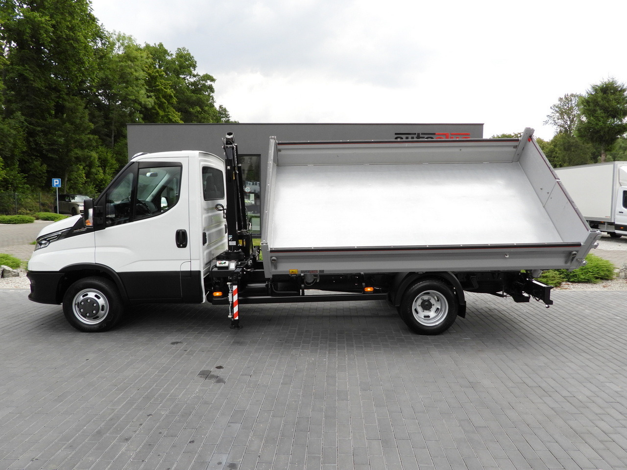 IVECO DAILY 35C18 THREE-WAY TIPPER 3 HDS SEATS CRUISE CONTROL LED LIGHTS AUTOMATIC TRANSMISSION HI-MATIC TWIN WHEELS AIR CONDITIONING  180HP IVECO DAILY 35C18 THREE-WAY TIPPER 3 HDS SEATS CRUISE CONTROL LED LIGHTS AUTOMATIC TRANSMISSION HI-MATIC TWIN WHEELS AIR CONDITIONING  180HP: صورة 8