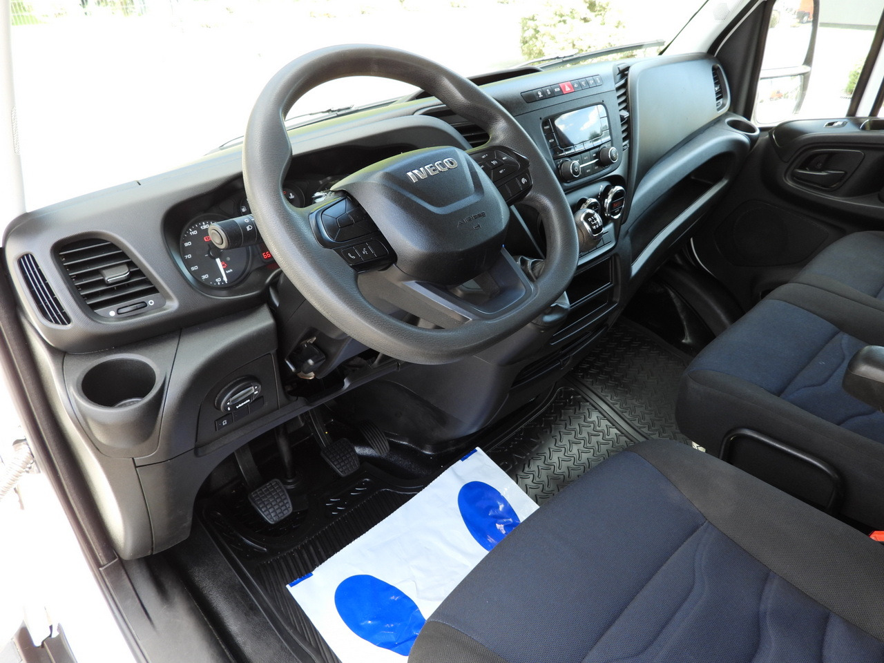 IVECO DAILY 35S14 STAKE BODY DOUBLE CABIN DOKA 7 SEATS CRUISE CONTROL AIR CONDITIONING 135HP - الشاحنات الصغيرة كابينة مزدوجة: صورة 2 IVECO DAILY 35S14 STAKE BODY DOUBLE CABIN DOKA 7 SEATS CRUISE CONTROL AIR CONDITIONING 135HP - الشاحنات الصغيرة كابينة مزدوجة: صورة 2