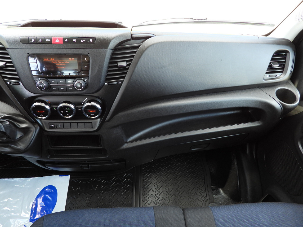 الشاحنات الصغيرة كابينة مزدوجة IVECO DAILY 35S14 STAKE BODY DOUBLE CABIN DOKA 7 SEATS CRUISE CONTROL AIR CONDITIONING 135HP: صورة 30 الشاحنات الصغيرة كابينة مزدوجة IVECO DAILY 35S14 STAKE BODY DOUBLE CABIN DOKA 7 SEATS CRUISE CONTROL AIR CONDITIONING 135HP: صورة 30