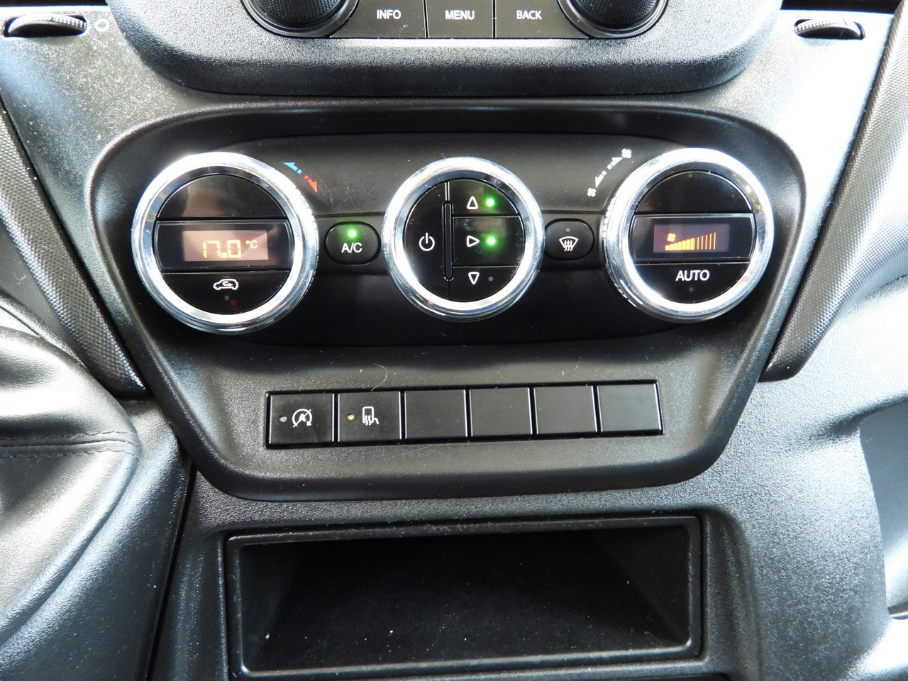 الشاحنات الصغيرة كابينة مزدوجة IVECO DAILY 35S14 STAKE BODY DOUBLE CABIN DOKA 7 SEATS CRUISE CONTROL AIR CONDITIONING 135HP: صورة 33 الشاحنات الصغيرة كابينة مزدوجة IVECO DAILY 35S14 STAKE BODY DOUBLE CABIN DOKA 7 SEATS CRUISE CONTROL AIR CONDITIONING 135HP: صورة 33