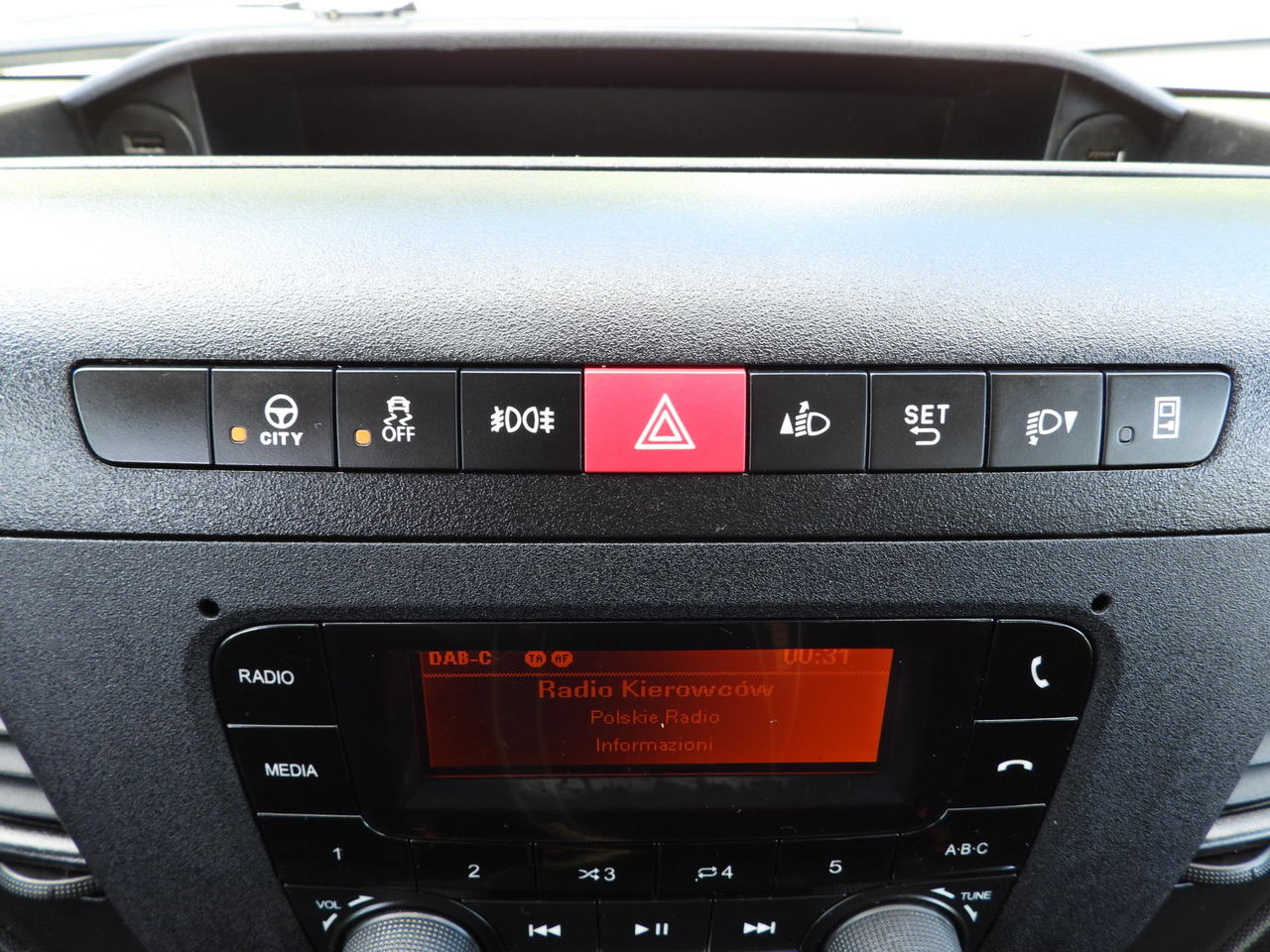 الشاحنات الصغيرة كابينة مزدوجة IVECO DAILY 35S14 STAKE BODY DOUBLE CABIN DOKA 7 SEATS CRUISE CONTROL AIR CONDITIONING 135HP: صورة 32 الشاحنات الصغيرة كابينة مزدوجة IVECO DAILY 35S14 STAKE BODY DOUBLE CABIN DOKA 7 SEATS CRUISE CONTROL AIR CONDITIONING 135HP: صورة 32