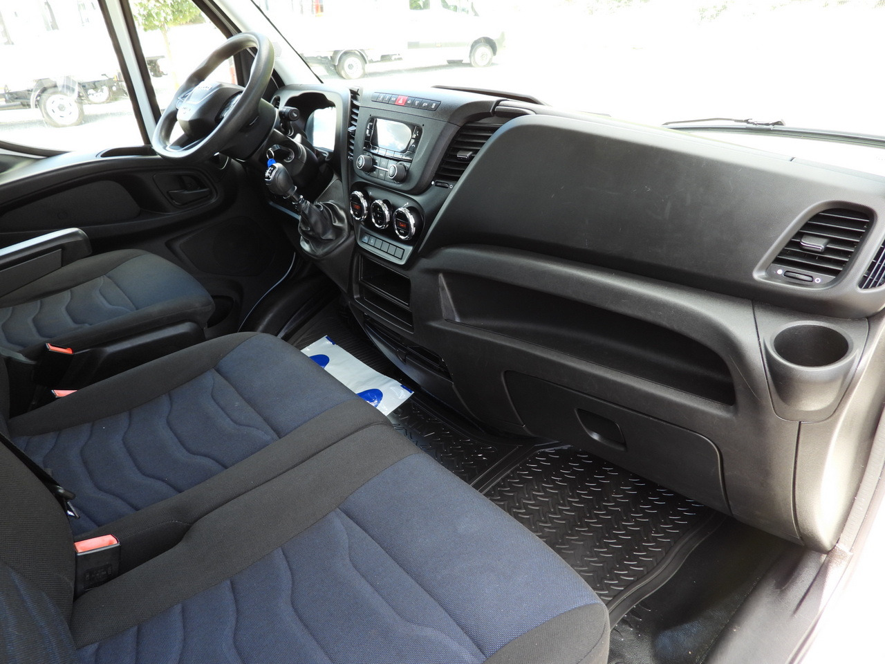 الشاحنات الصغيرة كابينة مزدوجة IVECO DAILY 35S14 STAKE BODY DOUBLE CABIN DOKA 7 SEATS CRUISE CONTROL AIR CONDITIONING 135HP: صورة 39 الشاحنات الصغيرة كابينة مزدوجة IVECO DAILY 35S14 STAKE BODY DOUBLE CABIN DOKA 7 SEATS CRUISE CONTROL AIR CONDITIONING 135HP: صورة 39