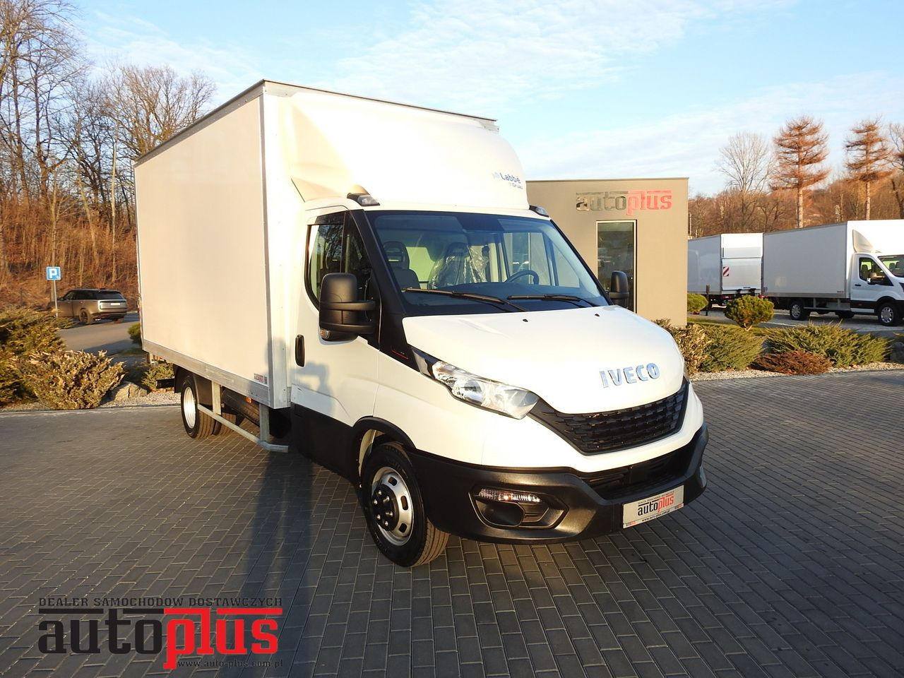 IVECO DAILY 35S16 BOX LIFT 8 PALLETS CRUISE CONTROL AIR CONDITIONING TWIN WHEELS 160HP - شاحنة مغلقة الصندوق: صورة 1 IVECO DAILY 35S16 BOX LIFT 8 PALLETS CRUISE CONTROL AIR CONDITIONING TWIN WHEELS 160HP - شاحنة مغلقة الصندوق: صورة 1
