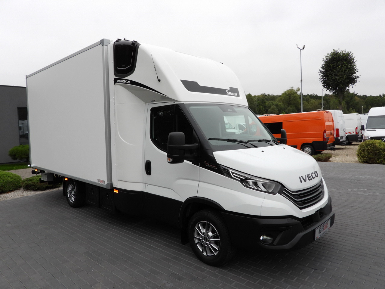 IVECO DAILY 35S18 BOX HI-MATIC LIFT 8 PALLETS CRUISE CONTROL NAVIGATION LED LIGHTS PNEUMATICS AUTOMATIC TRANSMISSION HI-MATIC AIR CONDITIONING 180HP - شاحنة مغلقة الصندوق: صورة 4 IVECO DAILY 35S18 BOX HI-MATIC LIFT 8 PALLETS CRUISE CONTROL NAVIGATION LED LIGHTS PNEUMATICS AUTOMATIC TRANSMISSION HI-MATIC AIR CONDITIONING 180HP - شاحنة مغلقة الصندوق: صورة 4