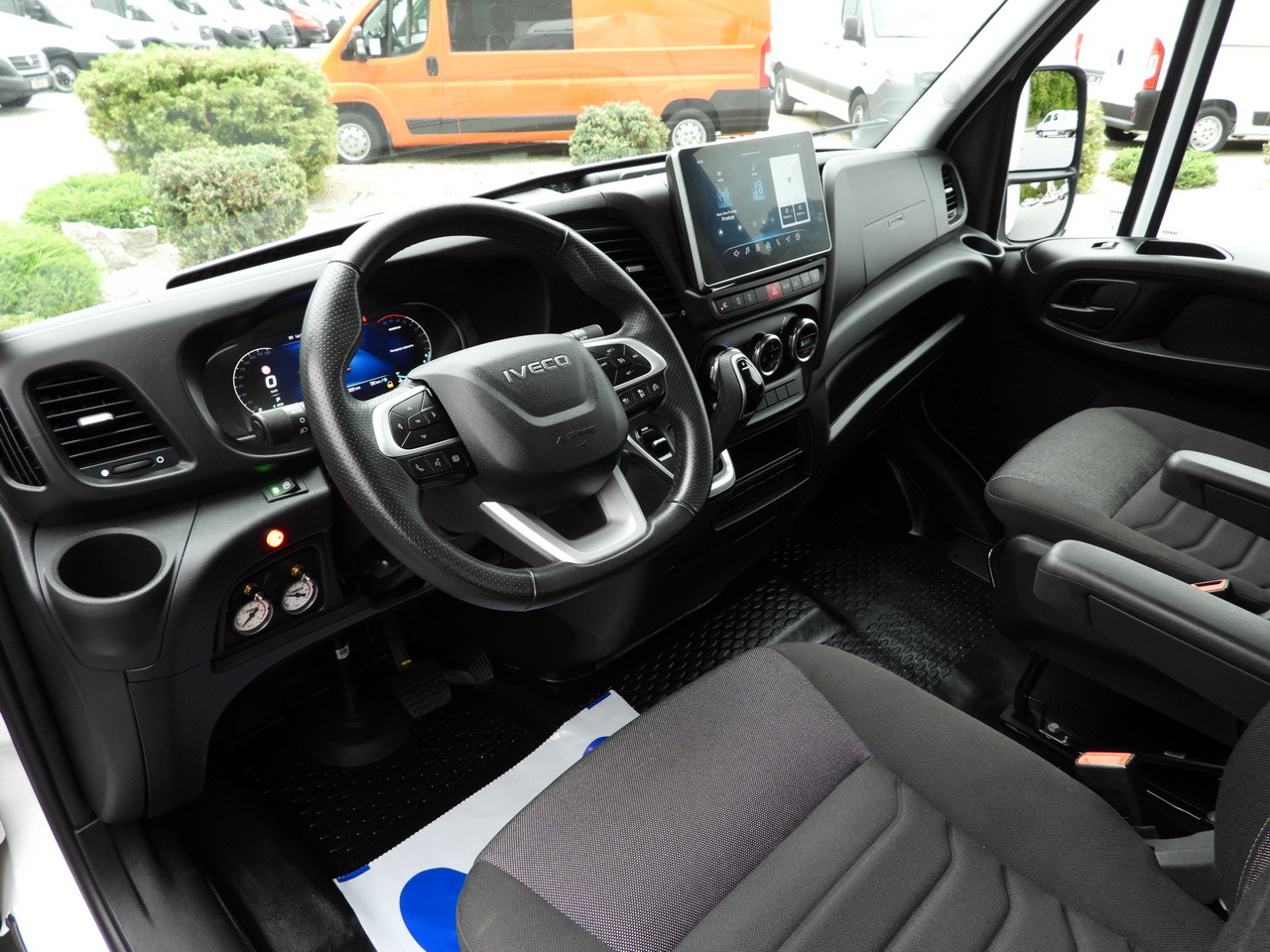 IVECO DAILY 35S18 BOX HI-MATIC LIFT 8 PALLETS CRUISE CONTROL NAVIGATION LED LIGHTS PNEUMATICS AUTOMATIC TRANSMISSION HI-MATIC AIR CONDITIONING 180HP - شاحنة مغلقة الصندوق: صورة 2 IVECO DAILY 35S18 BOX HI-MATIC LIFT 8 PALLETS CRUISE CONTROL NAVIGATION LED LIGHTS PNEUMATICS AUTOMATIC TRANSMISSION HI-MATIC AIR CONDITIONING 180HP - شاحنة مغلقة الصندوق: صورة 2