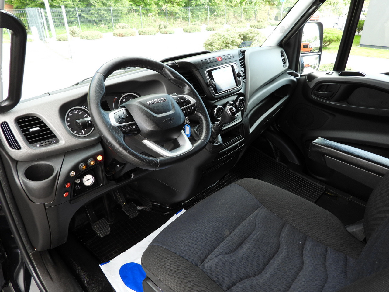 IVECO DAILY 35S18 BOX LIFT 8 PALLETS WEBASTO CRUISE CONTROL NAVIGATION LED LIGHTS PNEUMATICS AIR CONDITIONING 180HP - شاحنة مغلقة الصندوق: صورة 2 IVECO DAILY 35S18 BOX LIFT 8 PALLETS WEBASTO CRUISE CONTROL NAVIGATION LED LIGHTS PNEUMATICS AIR CONDITIONING 180HP - شاحنة مغلقة الصندوق: صورة 2