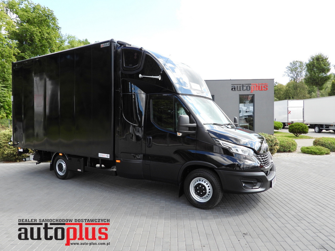 IVECO DAILY 35S18 BOX LIFT 8 PALLETS WEBASTO CRUISE CONTROL NAVIGATION LED LIGHTS PNEUMATICS AIR CONDITIONING 180HP - شاحنة مغلقة الصندوق: صورة 1 IVECO DAILY 35S18 BOX LIFT 8 PALLETS WEBASTO CRUISE CONTROL NAVIGATION LED LIGHTS PNEUMATICS AIR CONDITIONING 180HP - شاحنة مغلقة الصندوق: صورة 1