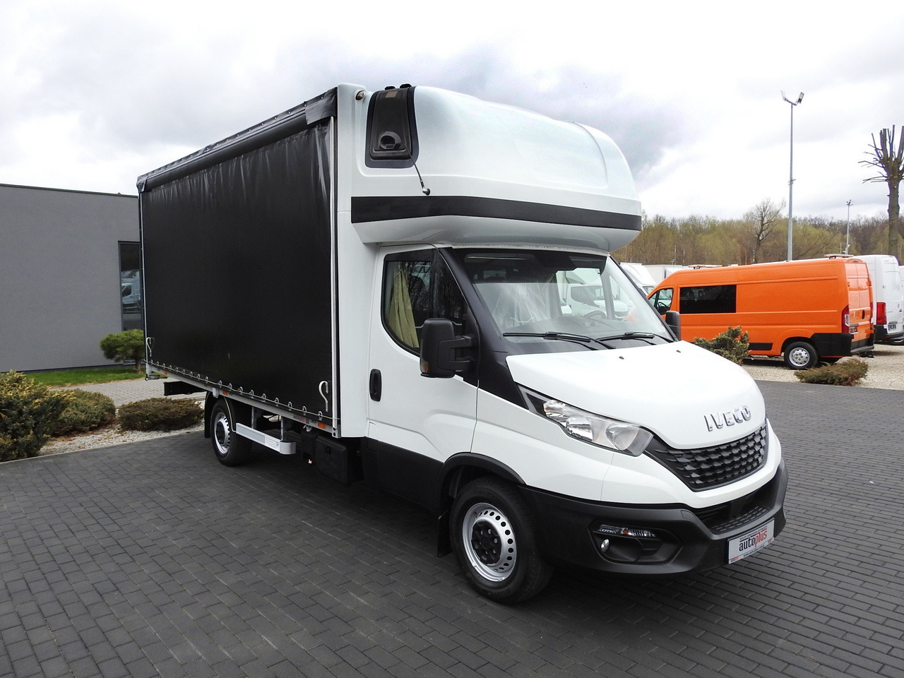 IVECO DAILY 35S18 TARPAULIN 10 PALLETS WEBASTO CRUISE CONTROL AIR CONDITIONING 180HP - شاحنة ستارة جانبية: صورة 4 IVECO DAILY 35S18 TARPAULIN 10 PALLETS WEBASTO CRUISE CONTROL AIR CONDITIONING 180HP - شاحنة ستارة جانبية: صورة 4