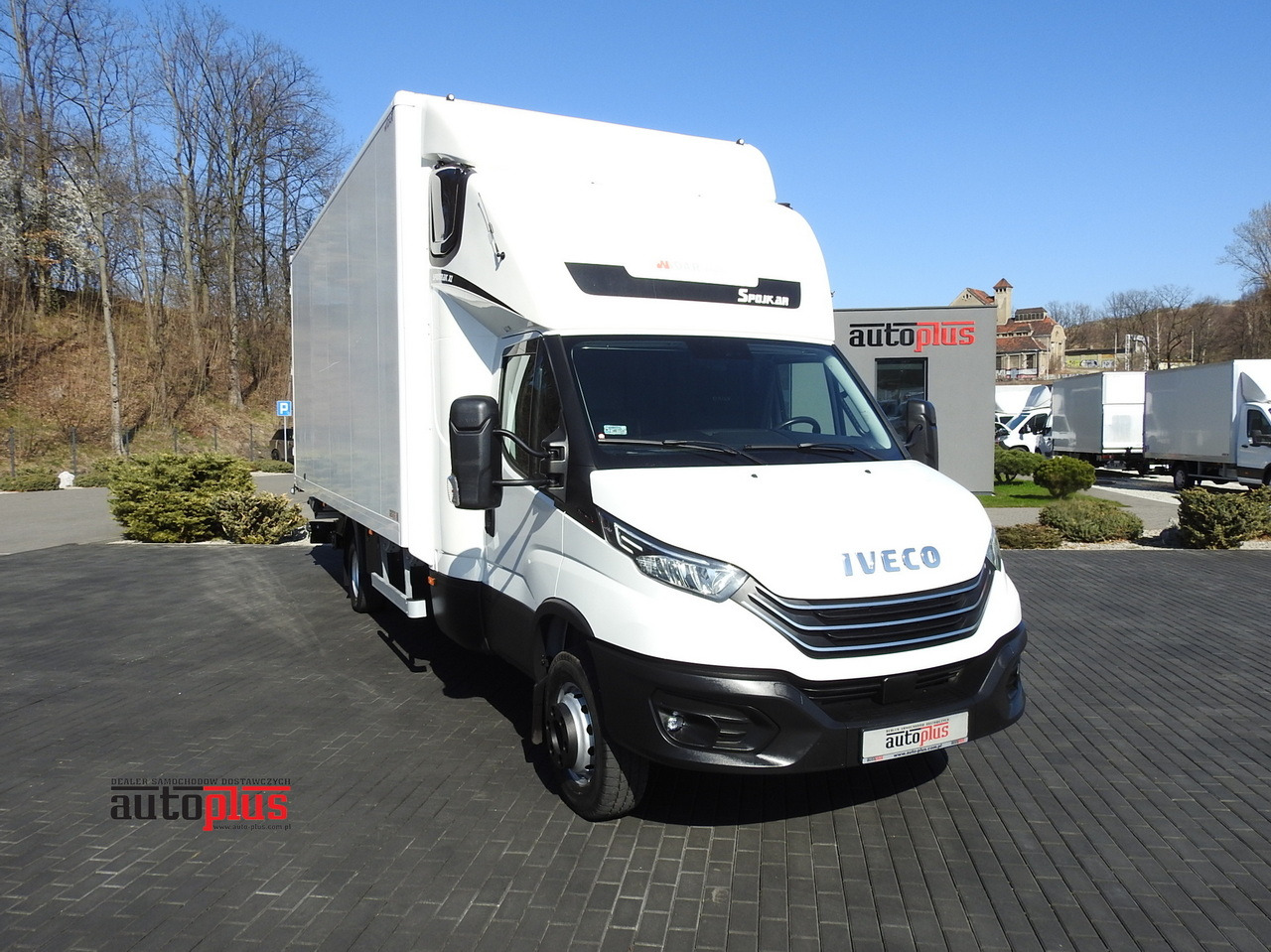 IVECO DAILY 70C18 BOX LIFT 14 PALLETS WEBASTO CRUISE CONTROL NAVIGATION LED LIGHTS TWIN WHEELS AIR CONDITIONING 180HP - شاحنة مغلقة الصندوق: صورة 1 IVECO DAILY 70C18 BOX LIFT 14 PALLETS WEBASTO CRUISE CONTROL NAVIGATION LED LIGHTS TWIN WHEELS AIR CONDITIONING 180HP - شاحنة مغلقة الصندوق: صورة 1