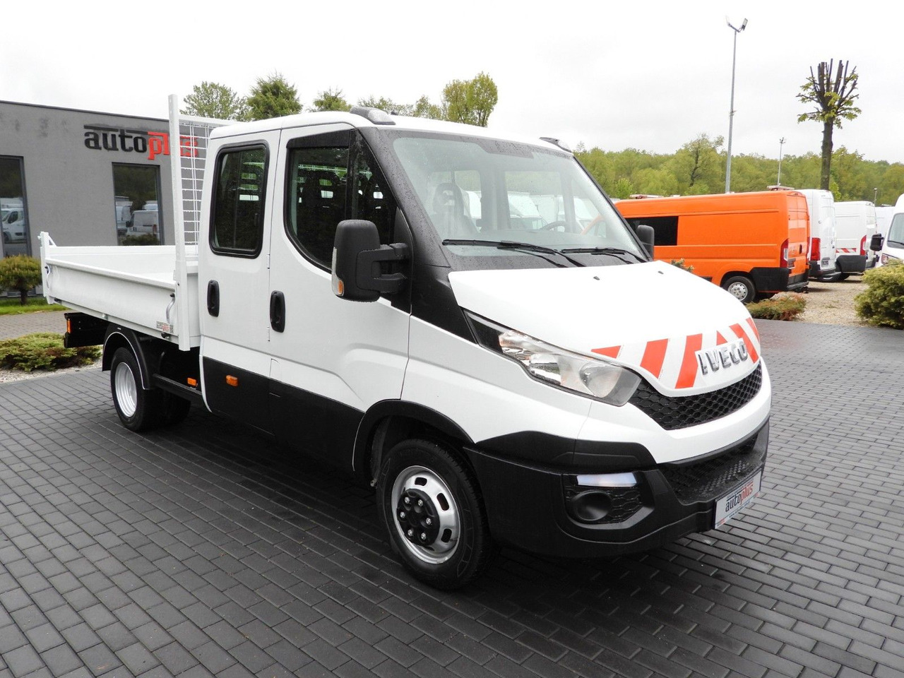 Iveco DAILY 35C13 KIPPER DOPPELKABINE DOKA 7 SITZE A/C - قلاب صغير, الشاحنات الصغيرة كابينة مزدوجة: صورة 4 Iveco DAILY 35C13 KIPPER DOPPELKABINE DOKA 7 SITZE A/C - قلاب صغير, الشاحنات الصغيرة كابينة مزدوجة: صورة 4
