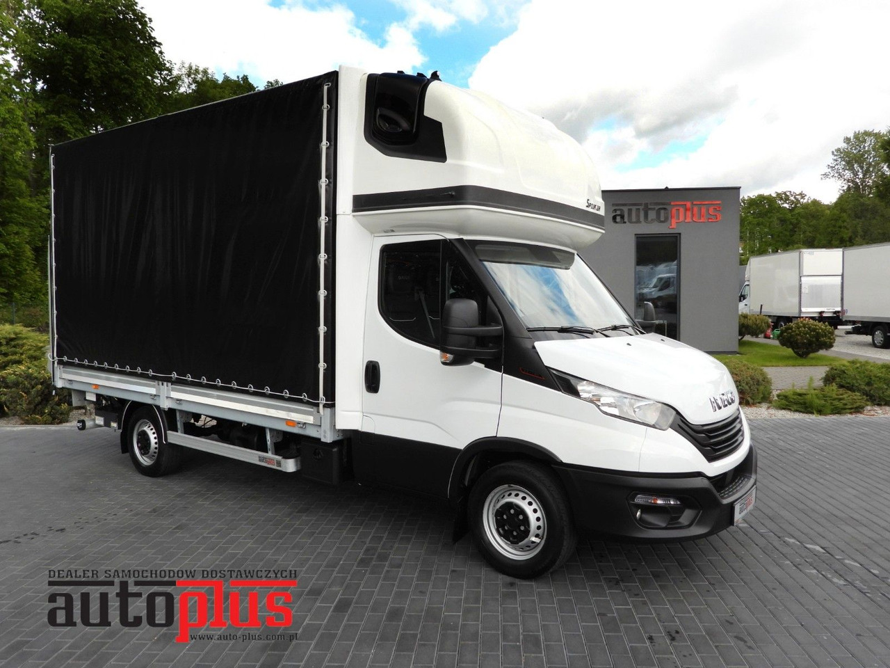 Iveco DAILY 35S18 PRITSCHE PLANE AUFZUG 8 PALETTEN - شاحنة ستارة جانبية: صورة 1 Iveco DAILY 35S18 PRITSCHE PLANE AUFZUG 8 PALETTEN - شاحنة ستارة جانبية: صورة 1