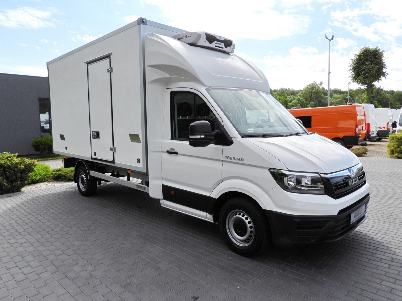 MAN TGE 3.140 REGRIGERATOR BOX -1*C 8 PALLETS HEATING FUNCTION CRUISE CONTROL PNEUMATICS AIR CONDITIONING 140HP - شاحنة مُبرّدة للتوصيل: صورة 4 MAN TGE 3.140 REGRIGERATOR BOX -1*C 8 PALLETS HEATING FUNCTION CRUISE CONTROL PNEUMATICS AIR CONDITIONING 140HP - شاحنة مُبرّدة للتوصيل: صورة 4