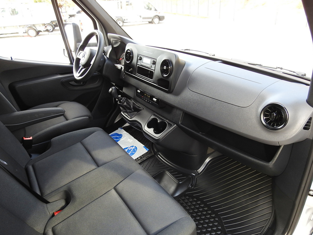 شاحنة مغلقة الصندوق MERCEDES SPRINTER BOX LIFT 8 PALLETS AIR CONDITIONING  150HP: صورة 36