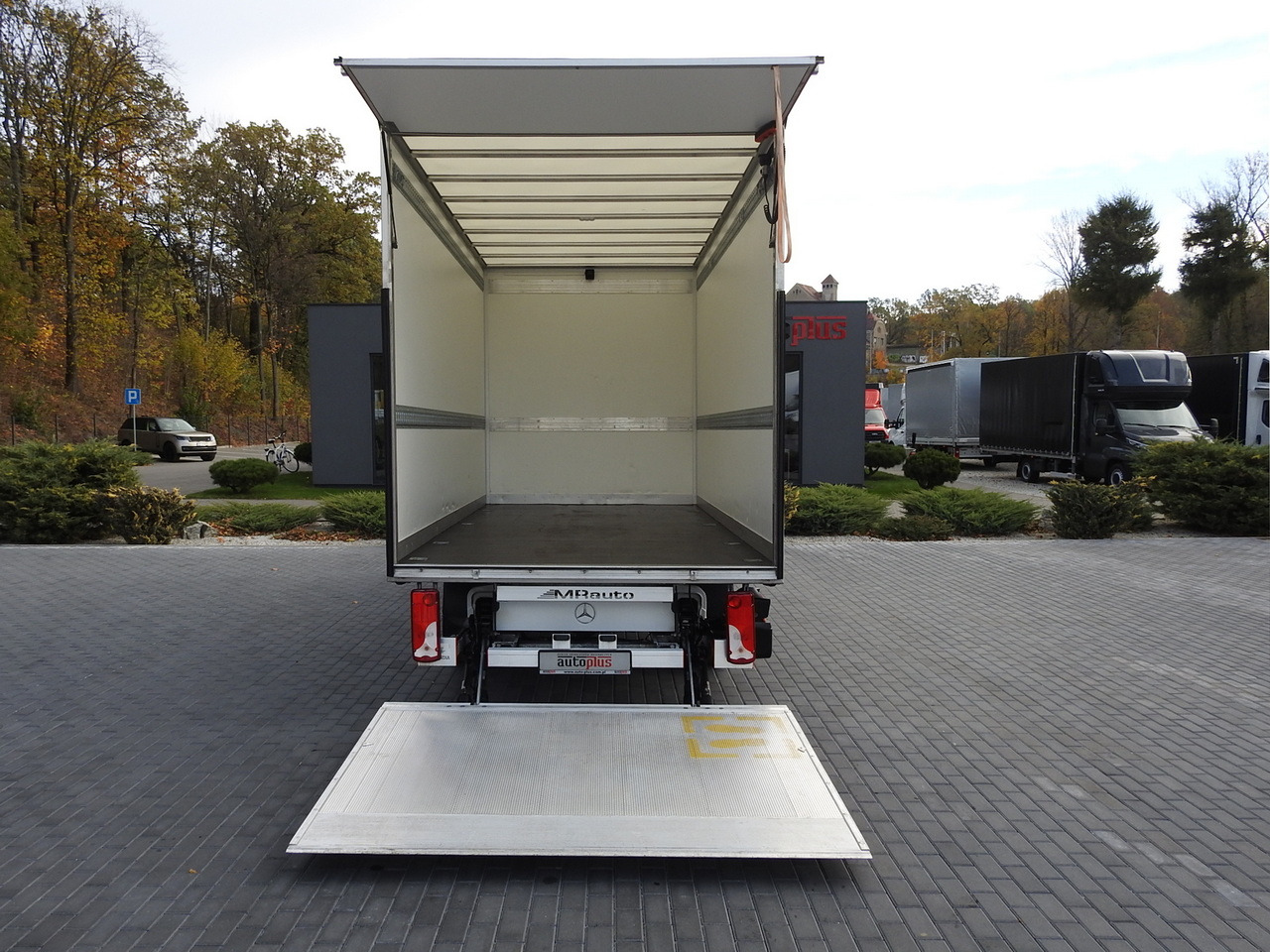 شاحنة مغلقة الصندوق MERCEDES SPRINTER BOX LIFT 8 PALLETS AIR CONDITIONING  150HP: صورة 11