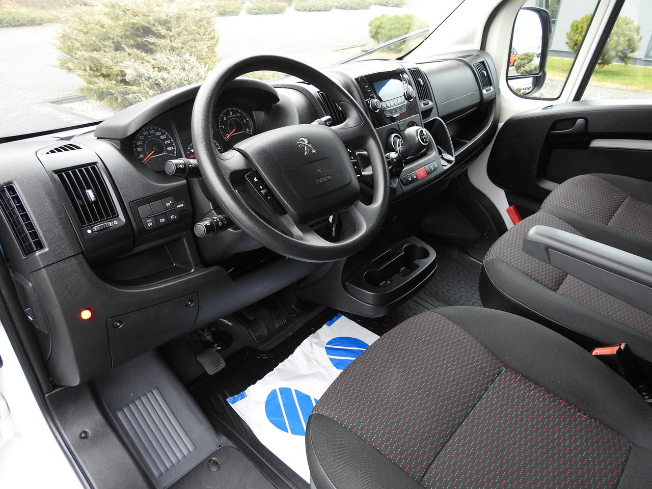 PEUGEOT BOXER BOX LIFT 8 PALLETS CRUISE CONTROL AIR CONDITIONING 140HP - شاحنة مغلقة الصندوق: صورة 2 PEUGEOT BOXER BOX LIFT 8 PALLETS CRUISE CONTROL AIR CONDITIONING 140HP - شاحنة مغلقة الصندوق: صورة 2