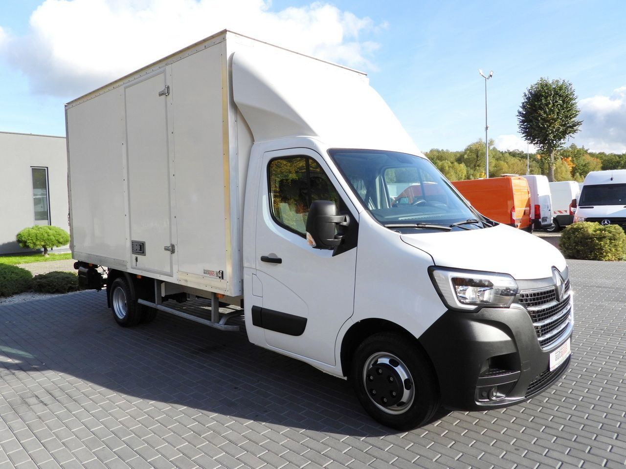 RENAULT MASTER BOX LIFT 8 PALLETS CRUISE CONTROL LED LIGHTS TWIN WHEELS AIR CONDITIONING 145HP - شاحنة مغلقة الصندوق: صورة 4 RENAULT MASTER BOX LIFT 8 PALLETS CRUISE CONTROL LED LIGHTS TWIN WHEELS AIR CONDITIONING 145HP - شاحنة مغلقة الصندوق: صورة 4