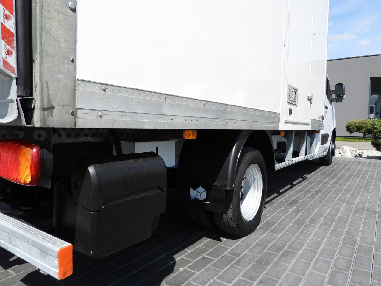 شاحنة مغلقة الصندوق RENAULT MASTER  BOX LIFT 8 PALLETS CRUISE CONTROL NAVIGATION LED LIGHTS TWIN WHEELS AIR CONDITIONING  145HP: صورة 17