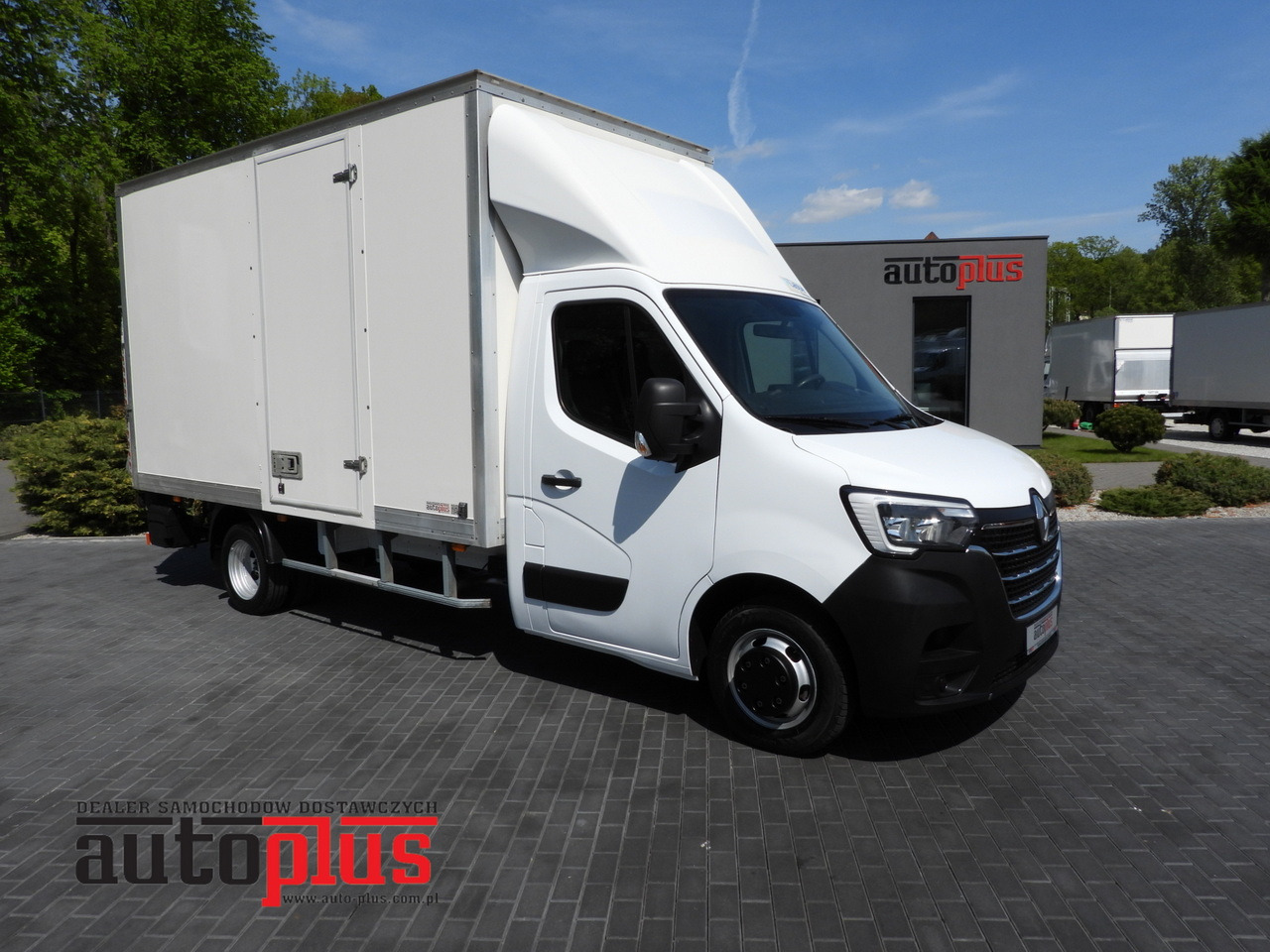 RENAULT MASTER BOX LIFT 8 PALLETS CRUISE CONTROL NAVIGATION LED LIGHTS TWIN WHEELS AIR CONDITIONING 145HP - شاحنة مغلقة الصندوق: صورة 1 RENAULT MASTER BOX LIFT 8 PALLETS CRUISE CONTROL NAVIGATION LED LIGHTS TWIN WHEELS AIR CONDITIONING 145HP - شاحنة مغلقة الصندوق: صورة 1