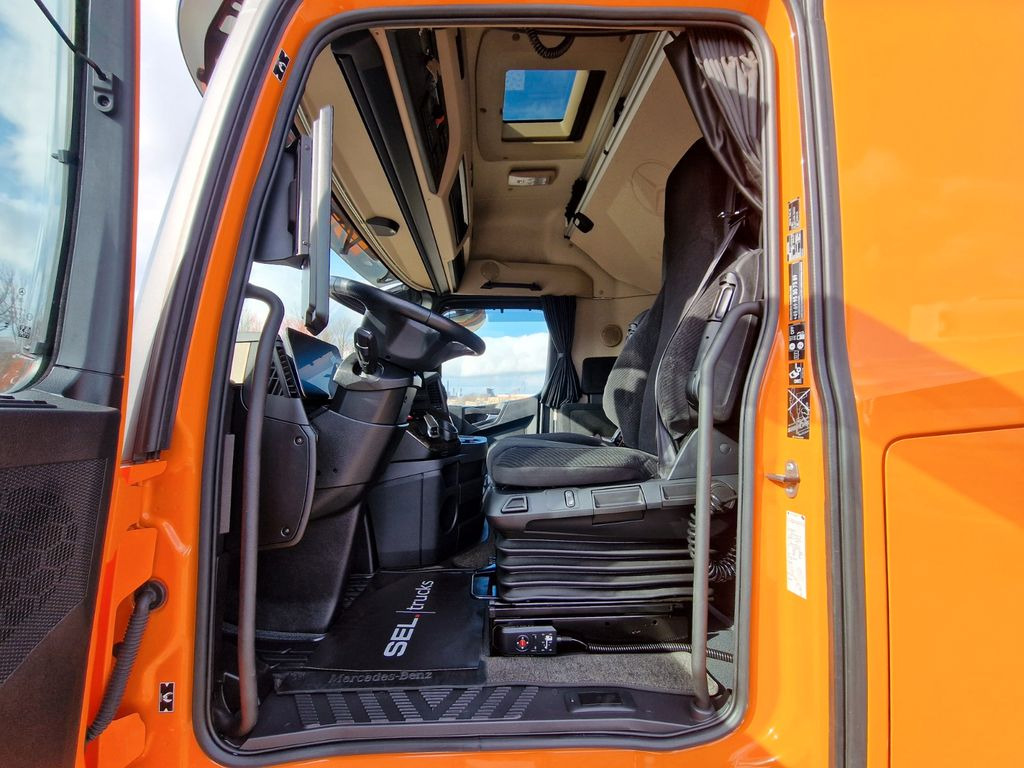 Interior photo 1: شاحنة ستارة Mercedes-Benz Actros 2548 / Retarder / Aluklappen / Euro 6E Mercedes-Benz Actros 2548 / Retarder / Aluklappen / Euro 6E