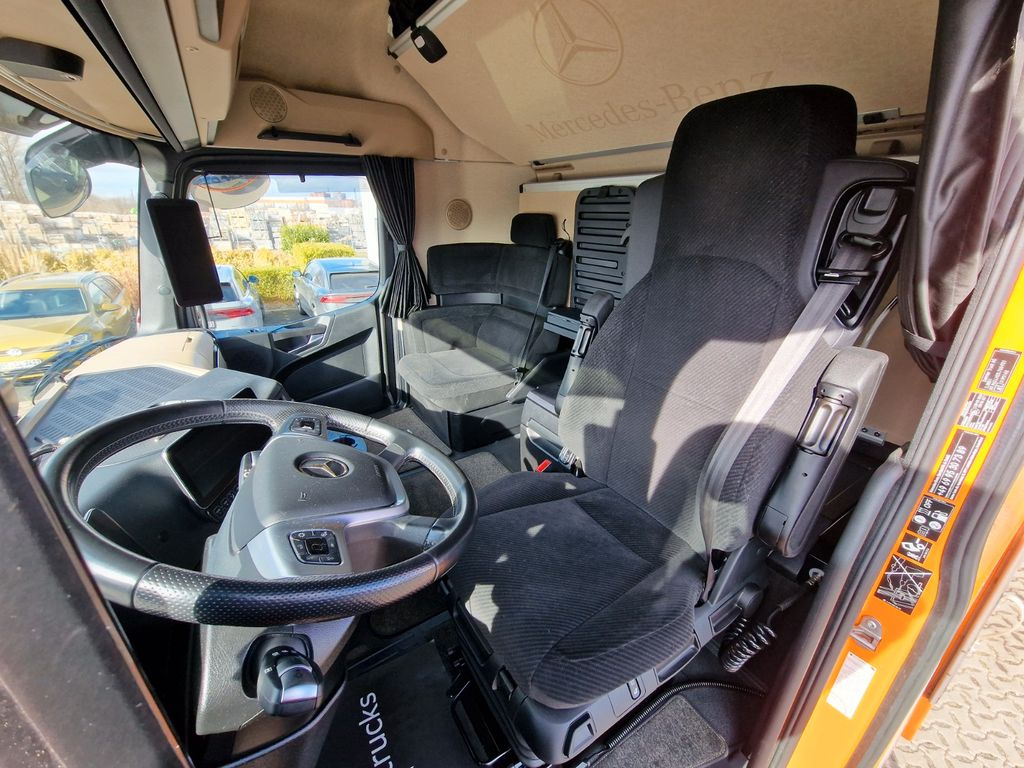 Interior photo 2: شاحنة ستارة Mercedes-Benz Actros 2548 / Retarder / Aluklappen / Euro 6E Mercedes-Benz Actros 2548 / Retarder / Aluklappen / Euro 6E