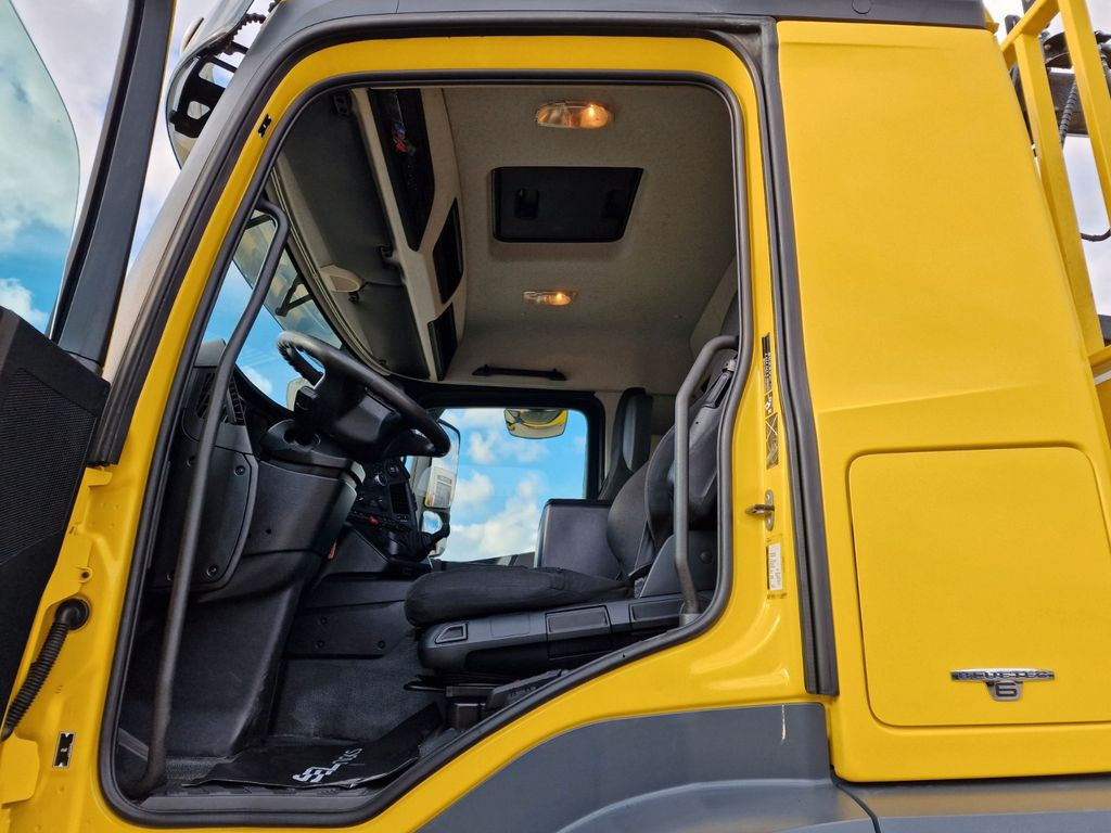 Interior photo 1: شاحنة كرين Mercedes-Benz Arocs 1830 / Atlas 105.2 - A2L / NEUE BATTERIEN Mercedes-Benz Arocs 1830 / Atlas 105.2 - A2L / NEUE BATTERIEN Interior photo 1: شاحنة كرين Mercedes-Benz Arocs 1830 / Atlas 105.2 - A2L / NEUE BATTERIEN Mercedes-Benz Arocs 1830 / Atlas 105.2 - A2L / NEUE BATTERIEN