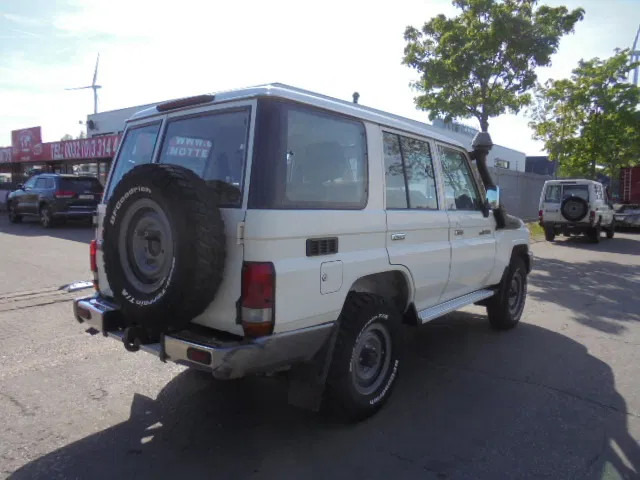 Toyota Land Cruiser HZJ76L 4X4 EXPORT OUTSIDE EU ONLY - سيارة: صورة 4 Toyota Land Cruiser HZJ76L 4X4 EXPORT OUTSIDE EU ONLY - سيارة: صورة 4