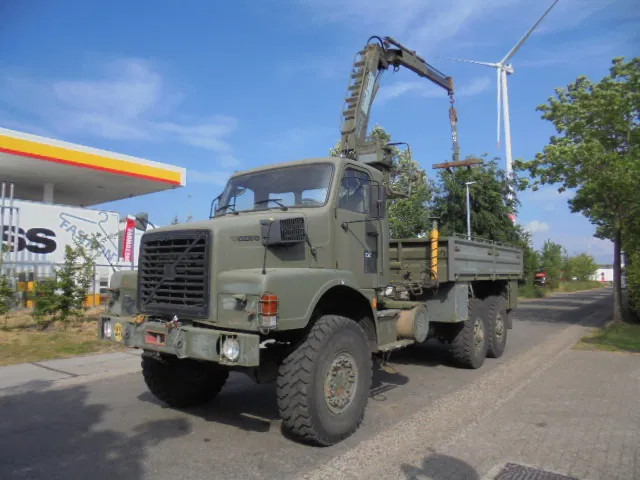 Volvo N 10 6X6 L + FASSI - شاحنات مسطحة, شاحنة كرين: صورة 1 Volvo N 10 6X6 L + FASSI - شاحنات مسطحة, شاحنة كرين: صورة 1