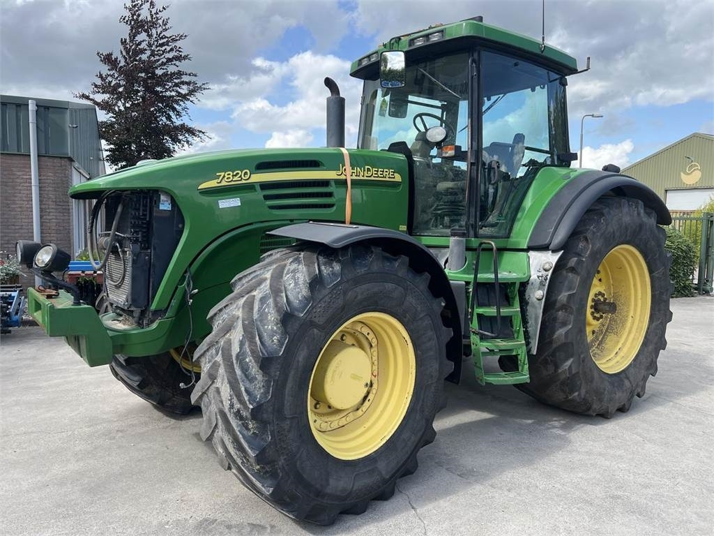 John Deere 7820 - جرار: صورة 1 John Deere 7820 - جرار: صورة 1