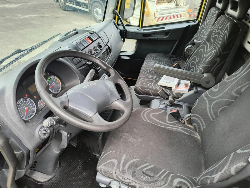 Interior photo 1: Iveco EuroCargo 120 E22 EEV SIDE PORT + D'HOLLANDIA LIFT 2000 KG Iveco EuroCargo 120 E22 EEV SIDE PORT + D'HOLLANDIA LIFT 2000 KG