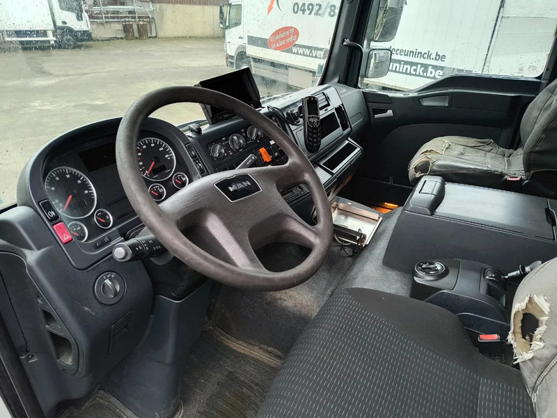 Interior photo 1: شاحنة صهريج لنقل الوقود MAN TGM 26.340 19000L FUEL/CARBURANT - 4 COMP