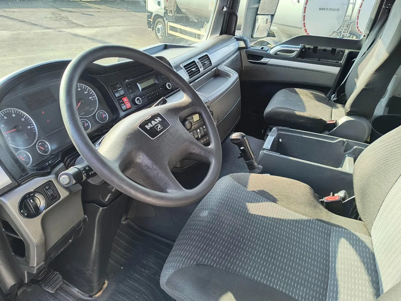 Interior photo 1: شاحنة صهريج لنقل الحليب MAN TGS 26.360 15000L INSULATED INOX TANK - 1 COMP - INTARDER Interior photo 1: شاحنة صهريج لنقل الحليب MAN TGS 26.360 15000L INSULATED INOX TANK - 1 COMP - INTARDER