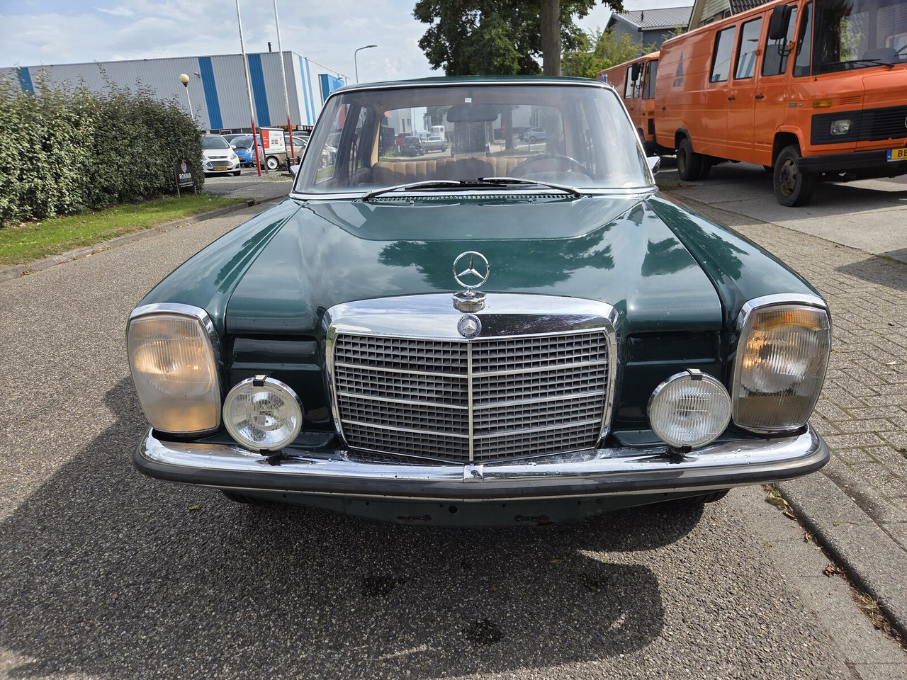 Mercedes-Benz 220 (W115) auto - سيارة: صورة 2 Mercedes-Benz 220 (W115) auto - سيارة: صورة 2