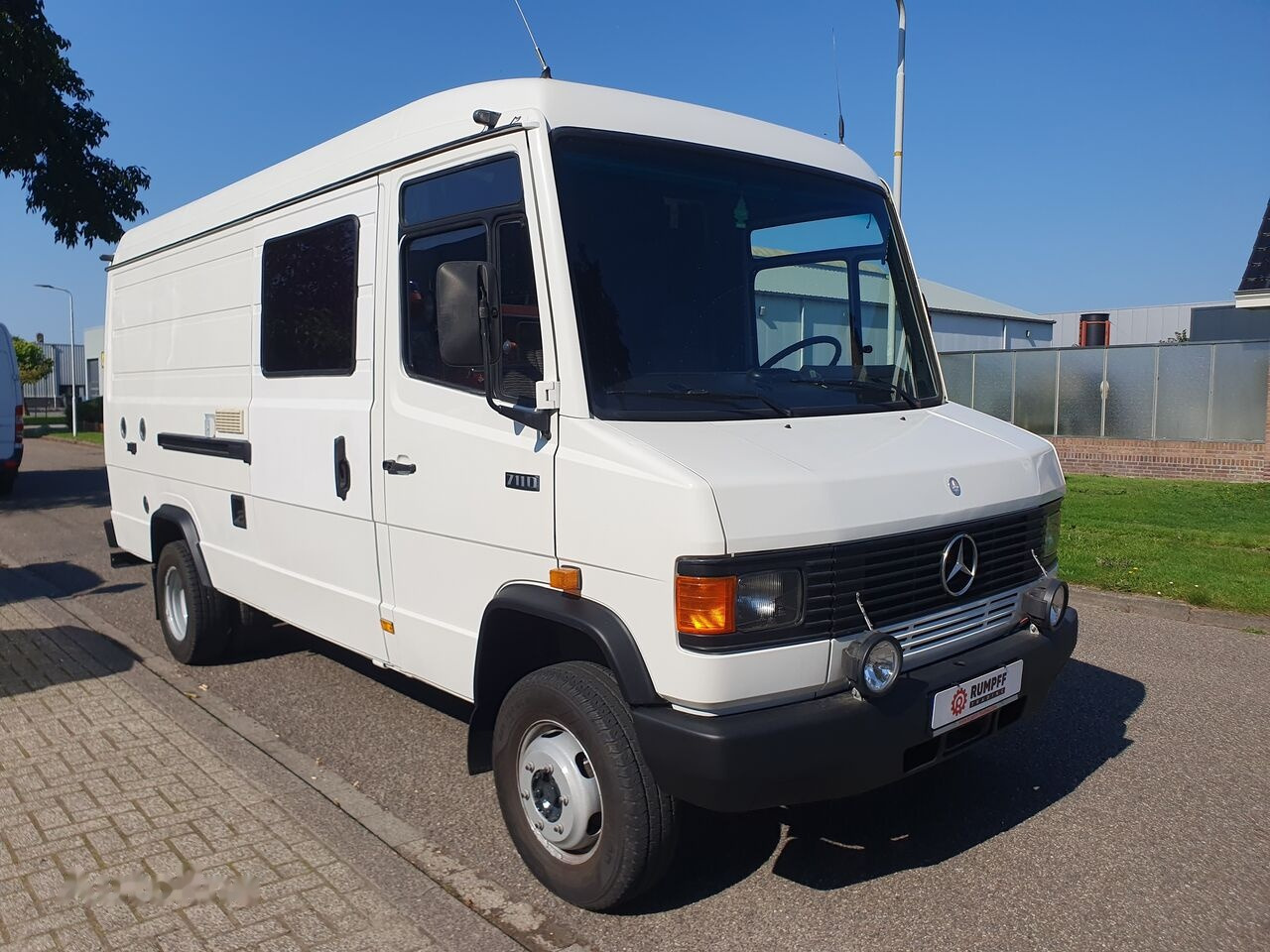 عربة التخييم Mercedes-Benz 711 D Camper: صورة 1
