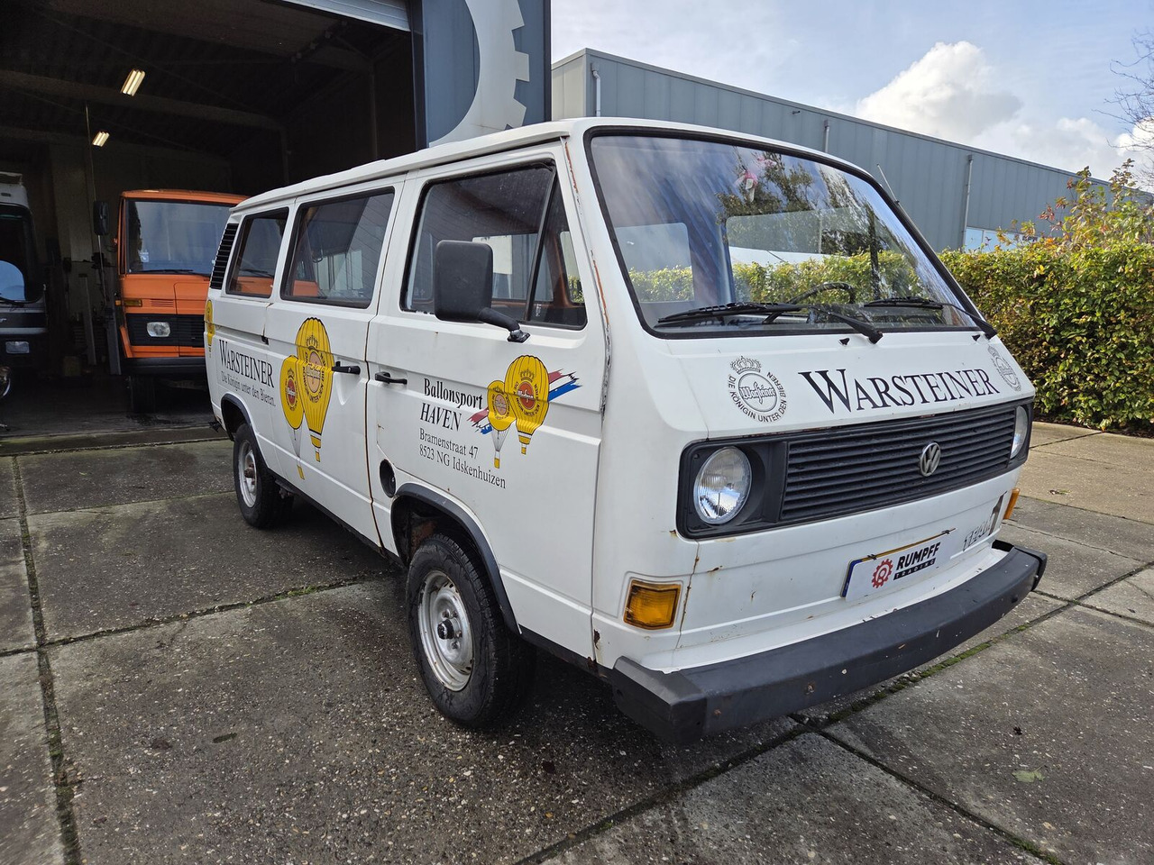 Volkswagen T3 Kombi oldtimer auto - آليات: صورة 3 Volkswagen T3 Kombi oldtimer auto - آليات: صورة 3